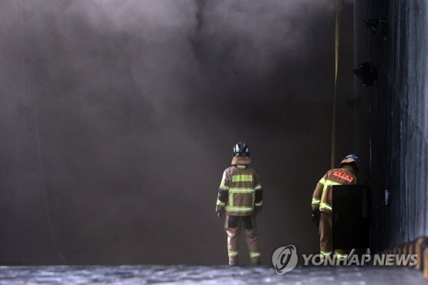 대전 현대프리미엄아울렛 화재의 큰 불이 잡혔지만, 실종자 4명의 행방이 묘연한 상태다. 사진=연합뉴스
