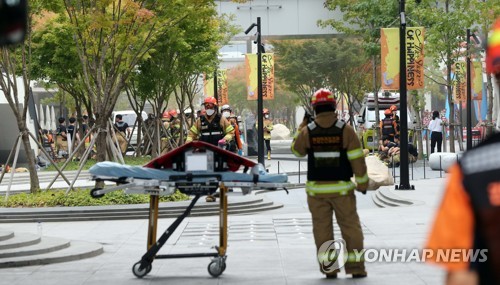 26일 대전 유성구 용산동 현대 프리미엄아울렛 화재로 사상자가 발생한 가운데 119 구급대원들이 실종자 수색을 위해 현장으로 들어가고 있다. [사진=연합뉴스]