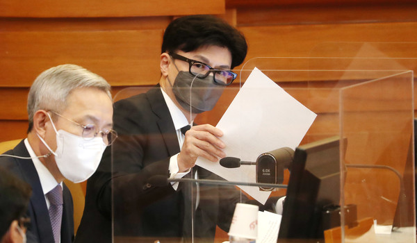 한동훈 법무부 장관이 27일 오후 서울 종로구 헌법재판소 대심판정에서 열린 공개변론에서 ‘검수완박’ 법안의 위헌 여부를 주장하고 있다. / 사진=공동취재