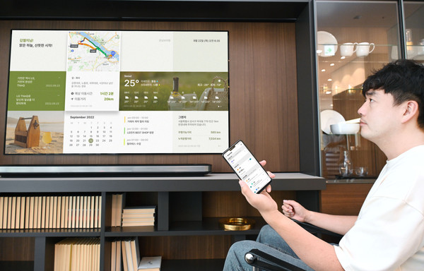 LG전자 모델이 스마트홈 플랫폼인 LG 씽큐 앱에 추가된 모닝브리핑 서비스를 실행해 스마트 TV 화면에서 날씨 등 생활정보를 확인하고 있다. 사진=LG전자 제공