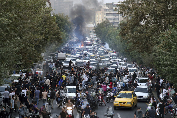 지난 21일(현지시간) 테헤란 거리 시위대의 모습. 사진=연합뉴스