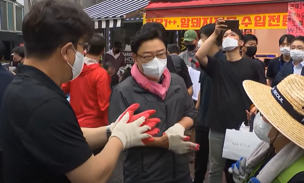 지난달 11일 김성원 의원은 서울 동작구의 수해복구 현장에서 "솔직히 비 좀 왔으면 좋겠다. 사진 잘 나오게"라고 말해 논란이 됐다. 사진=유튜브 캡처