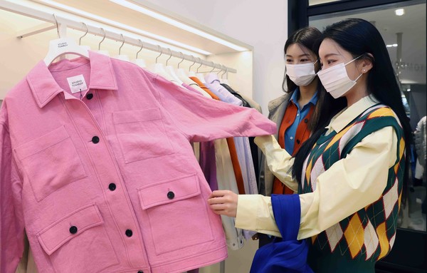 신세계백화점 의류 매장에서 고객이 가을 옷을 살펴보고 있다. 사진=신세계백화점 제공
