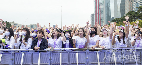 시민들이 공연을 즐기고 있다.