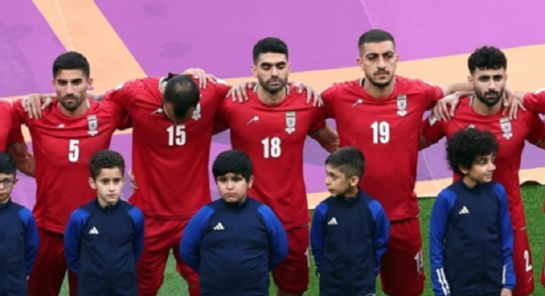 2022 카타르 월드컵 본선에 진출한 이란 국가대표팀 선수들이 한국시간으로 지난 21일 열린 잉글랜드와 1차전 당시 애국가 연주 때 국가를 따라 부르지 않는 장면이 화면에 잡혔다. 사진=연합뉴스 제공 