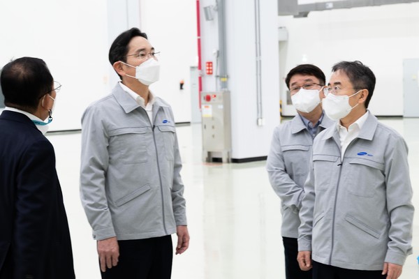 이재용 삼성전자 회장이 지난달 8일 부산광역시에 위치한 삼성전기 사업장을 찾아 관계자들과 대화를 나누고 있다. 사진=삼성전자 제공