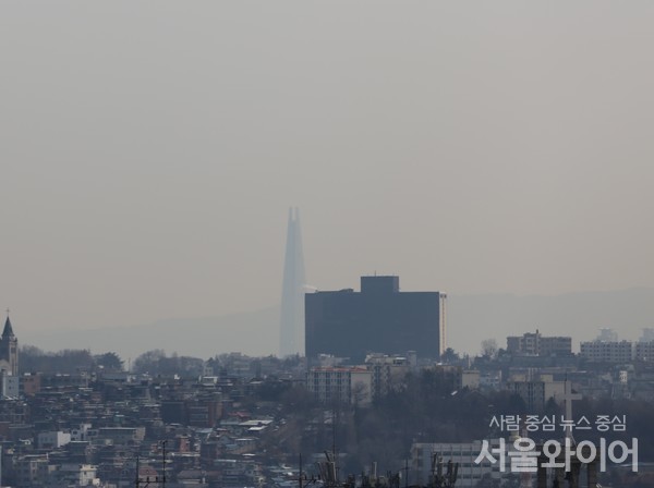 서울의 미세먼지 수치가 81~150로 '나쁨'을 가르키는 가운데 눈이 내렸다. /사진=김상준 기자
