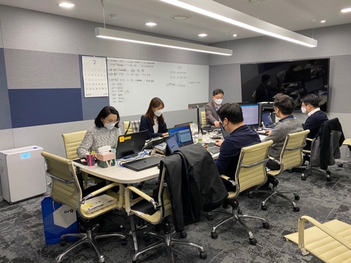 NH헤지자산운용 비상근무 직원들이 24일 업무지속계획(BCP)에 따라 마련된 서울 여의도 율촌빌딩에 마련된 공간에서 근무하고 있다./사진=NH헤지 제공