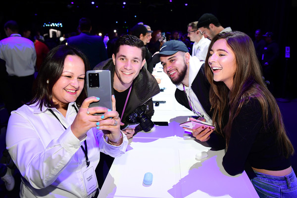 지난 11일(현지시간) 미국 샌프란시스코에서 개최한 삼성전자 ‘갤럭시 언팩 2020’ 행사에서 고객들이 갤럭시S20의 카메라를 통해 사진을 촬영하고 있다. 사진=삼성전자 제공