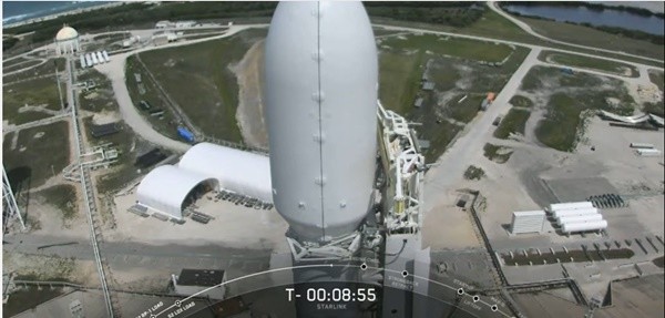 스타링크 위성 60대를 실은 팰콘9 로켓이 플로리다 39A발사대에서 발사를 앞두고 있다. 이 지름 5.1m짜리 노즈콘에 60대의 스타링크 위성이 들어가 있다. 사진=스페이스X 유튜브