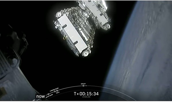 팰콘로켓 발사 15분여만에 분리되는 스타링크 인공위성. 사진=스페이스X 유튜브