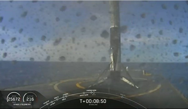 스타링크위성을 지구궤도로 나른 스페이스팰콘9 로켓이 무사히 드론함선에 착륙해 회수됐다. 사진=스페이스X 유튜브
