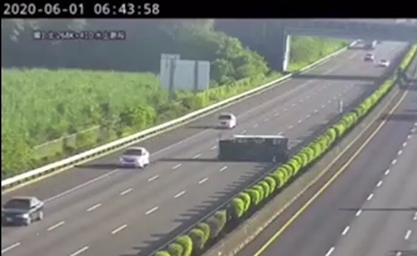충돌사고전 1차선의 자율주행 모드 테슬라 모델3와 2차선의 사람이 운전하는 차량이 나란히 달리고 있다. 사진=유튜브