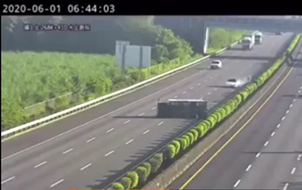 ▲충돌 사고 직전 트럭을 20~30m를 남겨놓고 바로옆 2차선에서 나란히 주행중이던 또다른 승용차는 뒤집힌 차량을 인지하고 3차선으로 차선을 바꾸고 있다. 사진=유튜브
