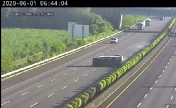 앞에 뒤집어진 트럭을 인지못한 테슬라 모델3는 1차선에서 그대로 직진하다가 트럭에서 나는 연기를 인지하고 급정거하고 있다. 사진=유튜브