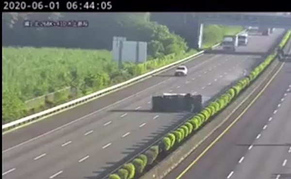 그러나 이미 너무 늦어 버렸고 결국 충돌한다. 다행히 부상자는 없었다. 사진=유튜브