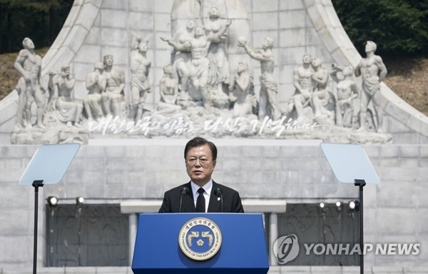 문재인 대통령이 6일 오전 대전시 유성구 국립대전현충원에서 열린 제65회 현충일 추념식에서 추념사를 하고 있다. / 사진=연합뉴스