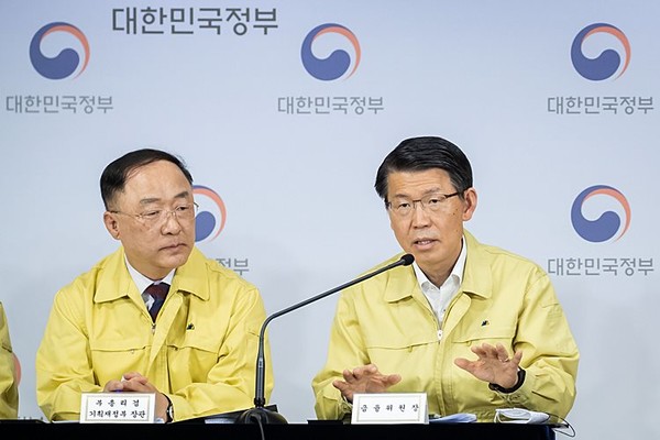 왼쪽부터 홍남기 부총리 겸 기획재정부 장관, 은성수 금융위원장 / 사진 = 금융위