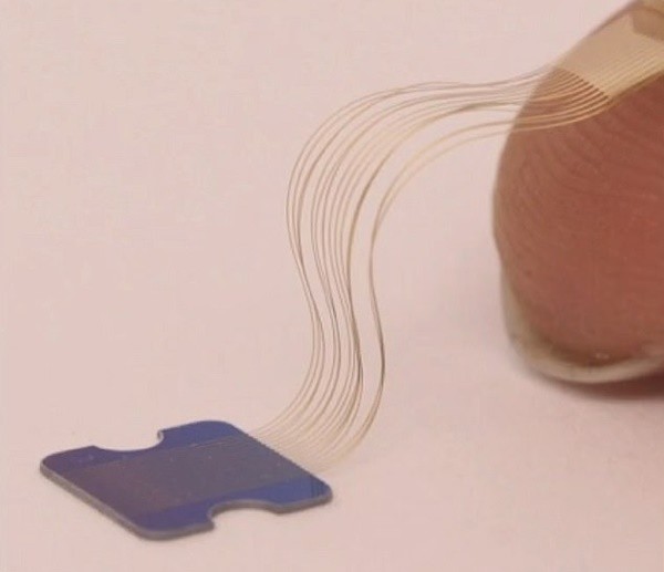 지난 2016년 설립된 뉴럴링크는 사람 머리카락의 10분의 1에 불과하고 뇌에 직접 삽입할 수 있는 미세하고 유연한 이식할 수 있는 실모양을 갖춘 브레인 칩을 설계하고 있다. 사진=뉴럴링크