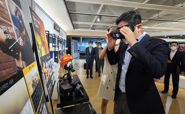 이재용 부회장이 6일 삼성전자 수원사업장에 위치한 ‘C랩 갤러리’를 찾아 사내 스타트업 ‘릴루미노’ 기술을 체험하고 있다. ‘릴루미노’는 VR(가상현실) 기술을 이용한 시각장애인 시각 보조 솔루션이다. 사진=삼성전자 제공