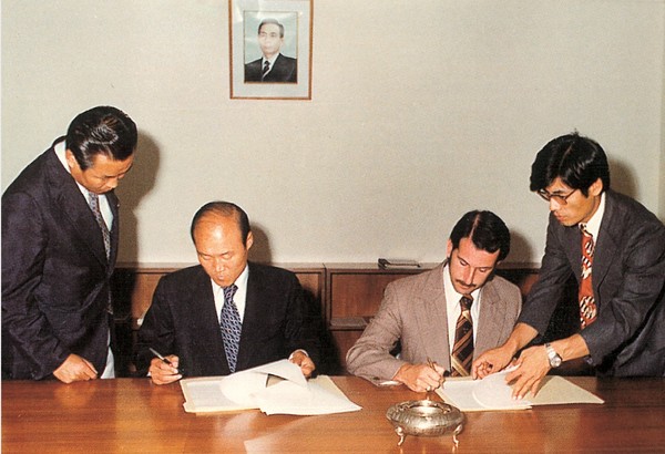 정세영 현대자동차 사장(왼쪽에서 두 번째, 당시)이 1976년 에콰도르 바이어와 국산 첫 고유 모델 승용차인 ‘포니’의 처녀 수출 계약서에 서명하고 있다. 사진= 정세영 추모집 ‘포니정 나의 삶 나의 꿈’ 캡처
