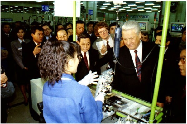 1992년 9월 방한한 보리스 옐친 당시 러시아 대통령(오른쪽 두 번째)이 삼성전자 기흥반도체공장을 방문해 이건희 삼성그룹 회장(오른쪽 세 번째)의 소개에 따라 직원으로부터 제품 설명을 듣고 있다. 사진=국가기록원