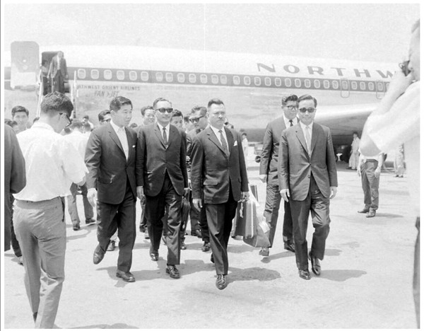 1967년 한국을 방문한 인도네시아 경제사절단 일행이 김포국제공항에 도착후 걸어나오고 있다. 사진=국가기록원