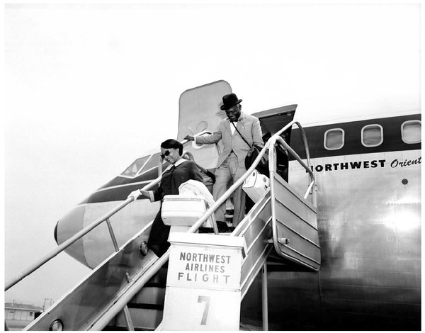 1963년 한국을 방문한 인도네시아 경제사절단 일행이 김포국제공항에 도착 후 항공기에서 걸어나오고 있다. 사진=국가기록원
