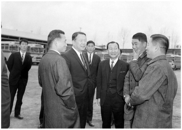 박정희 대통령(왼쪽 첫 번째)이 1967년 서울 구로동 하동환 자동차 본사에서 ‘하동환 버스’를 베트남에 수출한 하동환 사장(오른쪽에서 두 번째)과 이야기를 나누고 있다. 사진=국가기록원