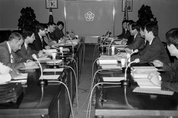 1989년 11월 13일 과천 상공부 청사에서 열린 ‘제4차 한·미 섬유협상회의’에서 한국(오른쪽)과 미국 협상팀원들이 그해로 끝나는 양국의 섬유협정 연장 문제를 논의하고 있다. 사진=연합뉴스 제공