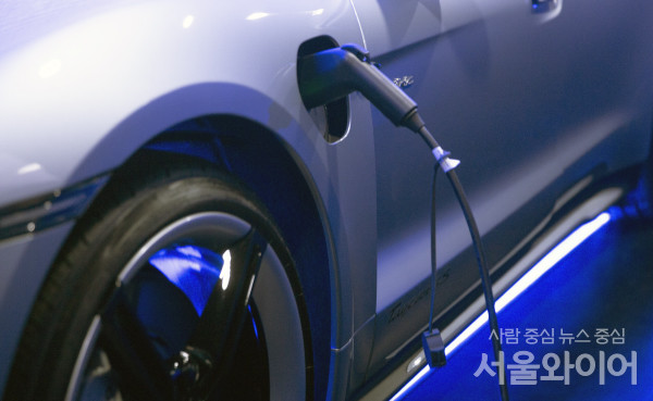 26일 오전 서울 강남구 신사동 소재 포르쉐 타이칸 아레나에서 자사 최초 순수 전기 스포츠카 ‘포르쉐 타이칸4S’를 공개 했다.
