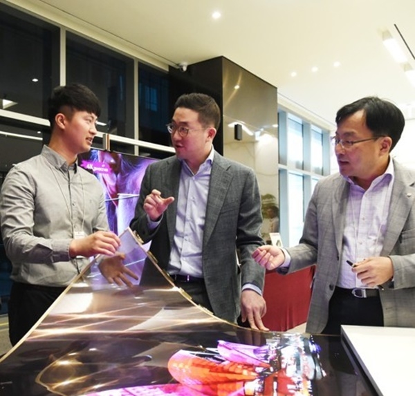 사진=구광모 LG그룹 회장(왼쪽에서 두 번째)이 2018년 9월12일 오후 서울 강서구 마곡 LG사이언스파크를 방문해 윤수영 LG디스플레이 연구소장(오른쪽), 담당 연구원과 함께 ‘투명 플렉시블 올레드(OLED)’를 살펴보고 있다