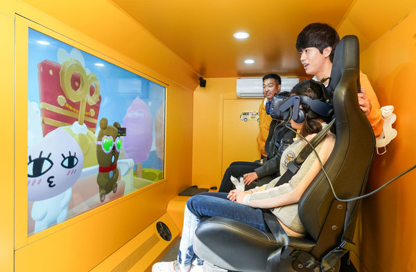 카카오게임즈는 VR 체험을 할 수 있는 버스를 운영해 해당 문화를 접하기 힘든 아이들을 찾아가 직접 체험기회를 제공한다. 사진=카카오게임즈