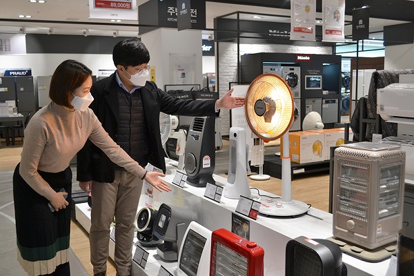 전자랜드 파워센터 용산본점에서 고객들이 난방가전을 살펴보고 있다. 사진=전자랜드