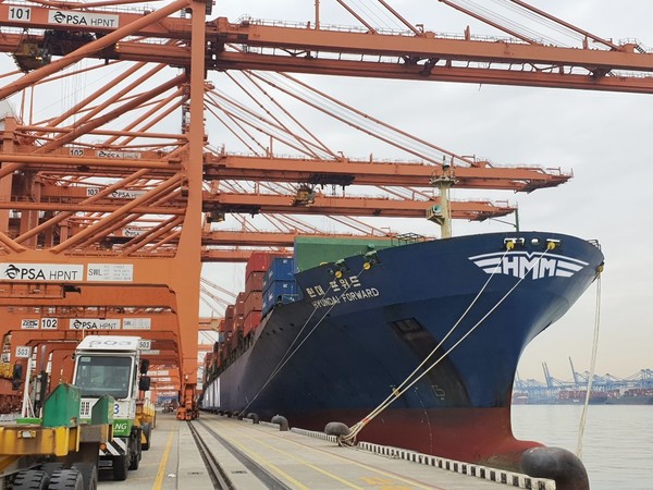 23일 부산 HPNT(HMM부산신항터미널)에서 출항 예정인 4600TEU급 컨테이너선 ‘HMM 포워드(Forward)호’가 미주 지역으로 향하는 국내 수출기업의 화물을 선적하고 있다. 사진=HMM 제공