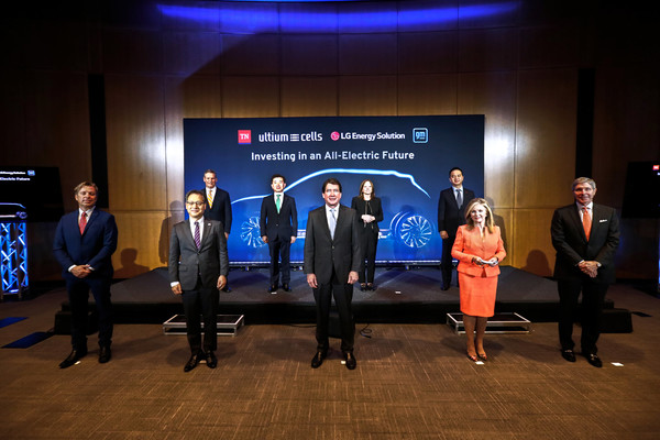 LG에너지솔루션과 GM이 16일(현지시간) 미국 테네시주 내슈빌에 위치한 주 박물관에서 개최한 제2 합작공장 투자 발표행사에서 참석자들이 기념 촬영을 하고 있다. (윗줄 왼쪽부터)빌 리 테네시주 주지사, 김종현 LG에너지솔루션 사장, 메리 바라 GM 회장, 은기 LG에너지솔루션 상무(얼티엄셀즈 법인장). (아랫줄 왼쪽부터) 앤디 오글스 테네시주 모리 카운티 시장, 김영준 애틀랜타주 총영사, 빌 해거티 테네시주 연방 상원의원, 마샤 블랙번 테네시주 연방 상원의원, 밥 롤프 테네시주 상공부장관. 사진=LG에너지솔루션 제공