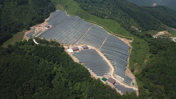 E1이 지난해 6월 강원도 정선에 완공한 8MW급 태양광 발전단지 전경. 사진=LS그룹 제공