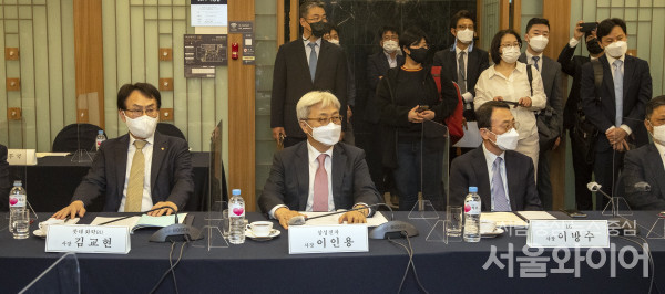 이인용 삼성전자 사장(가운데)가 26일 오후 서울 중구 한국프레스센터에서 열린 경총 제1회 ESG경영위원회에 참석했다.