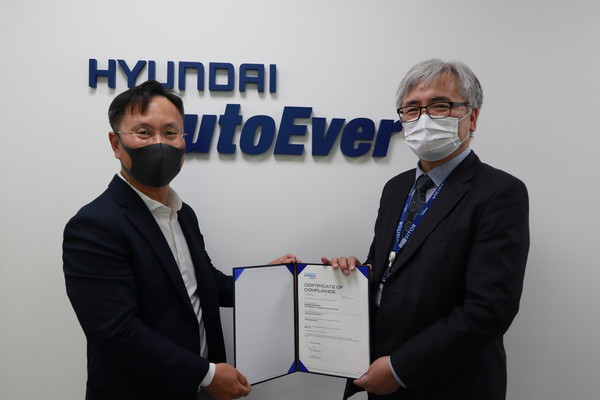 (왼쪽부터) 임양남 현대오토에버 차량전장 소프트웨어 사업부장 상무와 이장섭 DNV 대표이사가 기념 사진을 촬영하고 있다. 사진=현대오토에버 제공