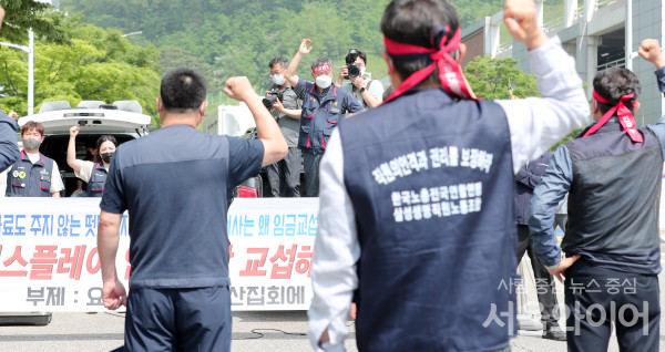 삼성디스플레이노조원들이 18일 오후 충남 아산 삼성디스플레이 제2캠퍼스 정문앞에서 임금협상 교섭해태 규탄 기자회견에 참석해 구호를 외치고 있다.