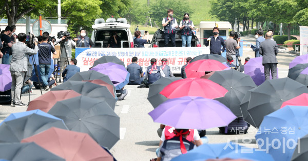 삼성디스플레이노조원들이 18일 오후 충남 아산 삼성디스플레이 제2캠퍼스 정문앞에서 임금협상 교섭해태 규탄 기자회견에 참석해 구호를 외치고 있다.