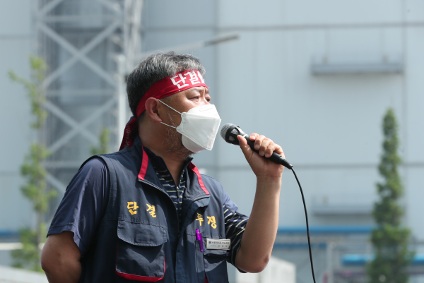 삼성디스플레이노조원이 18일 오후 충남 아산 삼성디스플레이 제2캠퍼스 정문앞에서 열린 임금협상 교섭해태 규탄 기자회견에 참석해 발언을 하고 있다.