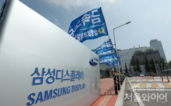 삼성디스플레이 노조가 18일 충남 아산 삼성 디스플레이 정문에서 기자회견을 개최하고 있는 가운데 정문 노조 깃발이 설치되 있다.