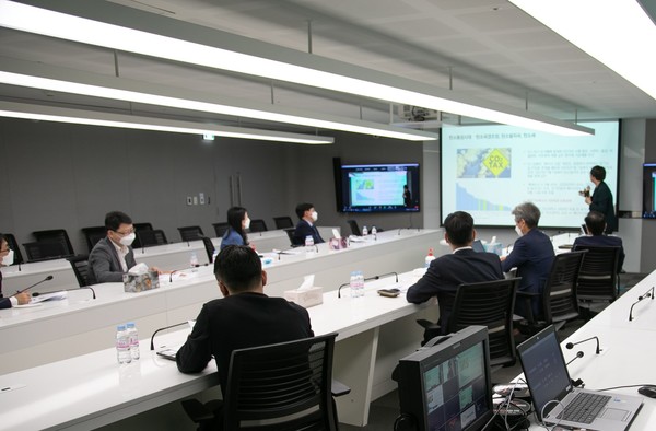 26일 오후에 개최한 한화그룹 ESG 위원회의 ESG세미나에서 담담 임원과 팀장이 화상회의 시스템을 통해 전문가의 강연을 듣고 있다. 사진=한화그룹 제공