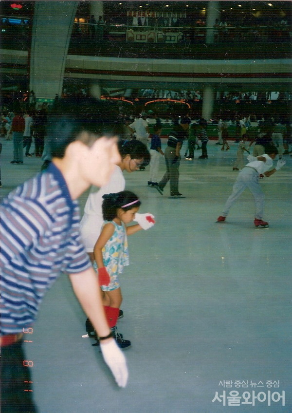 롯데월드 아이스링크에서 큰이모, 아버지와 함께한 고기현 선수. 1991년, 당시 다섯 살이던 그녀는 이날 처음으로 스케이트를 탔다. 사진=고기현 선수 제공