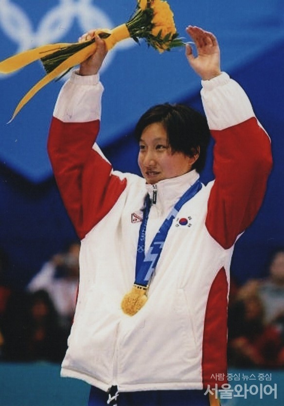 2002년 솔트레이크시티 동계올림픽 여자 1500m 금메달 시상식. 고기현 선수는 대한민국 최연소 개인종목 올림픽 금메달리스트이다. 사진=Donald Miralle 제공