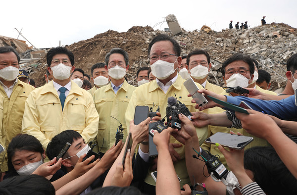 김부겸 국무총리가 10일 광주 붕괴 사고 현장을 방문해 사고재발 방지를 약속하며 안타까움을 표했다. 사진=연합뉴스 
