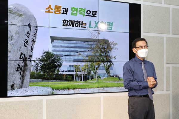  성기청 상임감사가 지난 4월29일 인천지역본부에서 ‘소통과 협력으로 함께하는 LX 청렴’이라는 주제로 강의를 하고 있는 모습사진=LX 제공