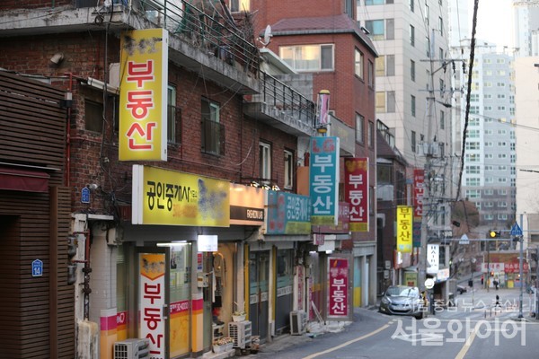 부동산시장에 프롭테크 기술이 확산되면서 플랫폼업계와 중개업계 간 갈등이 고조되고 있다. 사진=서울와이어 DB