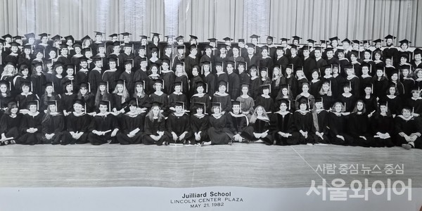 줄리어드 졸업식. 맨 아랫줄 오른쪽이 홍종화 교수다. 사진=홍종화 교수